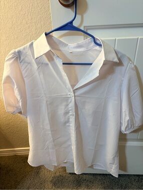 Amazon White Short-Sleeve Button-Down Collared Top